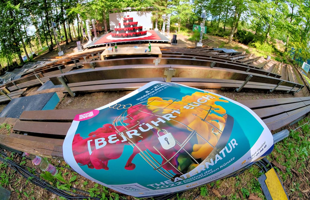 Das Rund der malerisch gelegenen Waldbühne in Benneckenstein ist bereitet, die Bühne steht. Morgen beginnt das Theaternatur-Festival der Darstellenden Kunste des Kulturrevier Harz e.V.