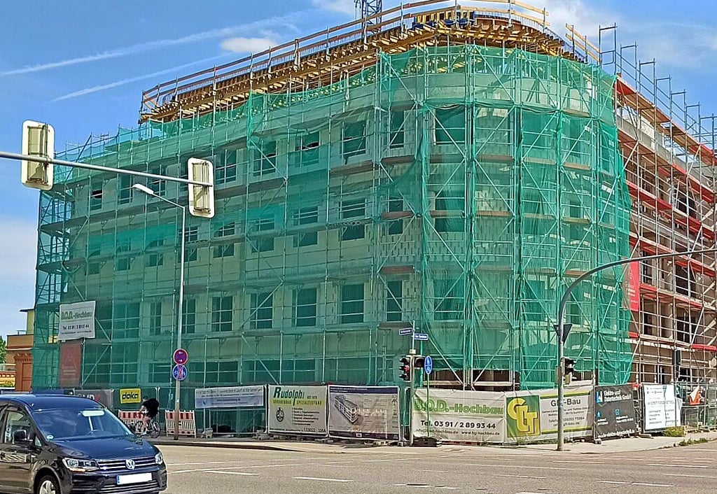 Aktuell laufen an dem Gebäudekomplex noch die Bauarbeiten. Anfang 2023 soll es bezugsfertig sein.