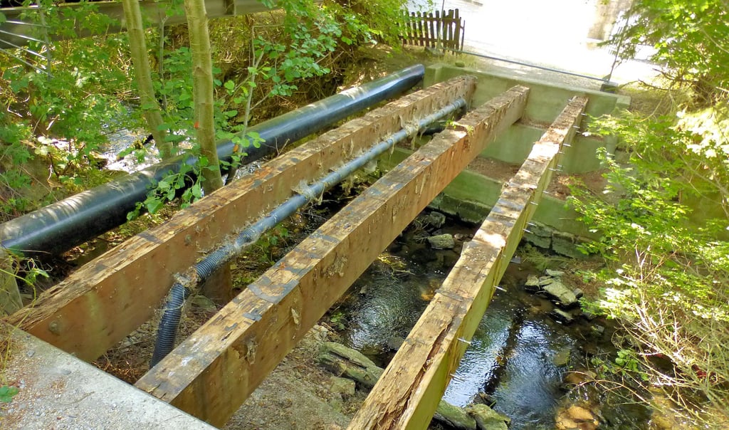 Bis auf Weiteres gesperrt: Beim Abnehmen des alten Brückenbelags erlebten die Mitarbeiter des Bauamtes der Stadt Oebisfelde-Weferlingen eine böse Überraschung.