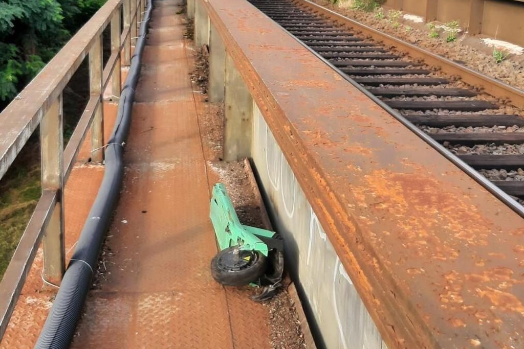 Unbekannte haben E-Roller auf den Gleisen bei Merseburg stehen gelassen.