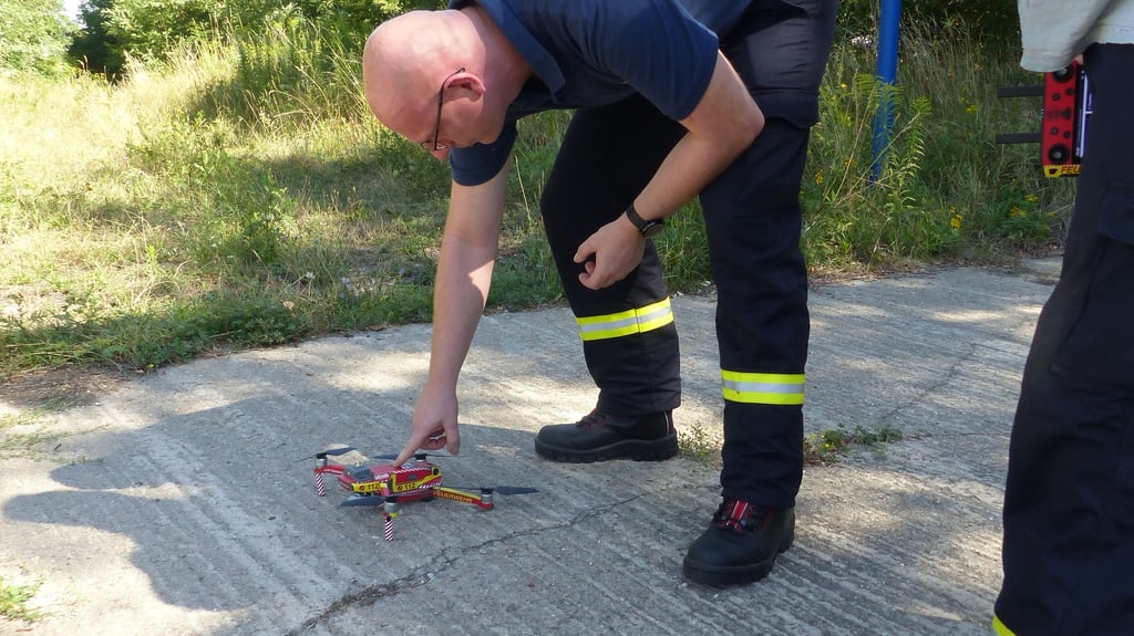 Ingo Baer von der Feuerwehr Wolfen hilft mit der Drohne bei der Suche.