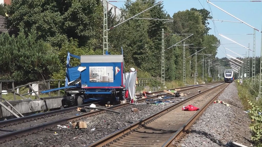 An einem Bahnübergang ist ein Lastwagen von einem Zug erfasst worden.