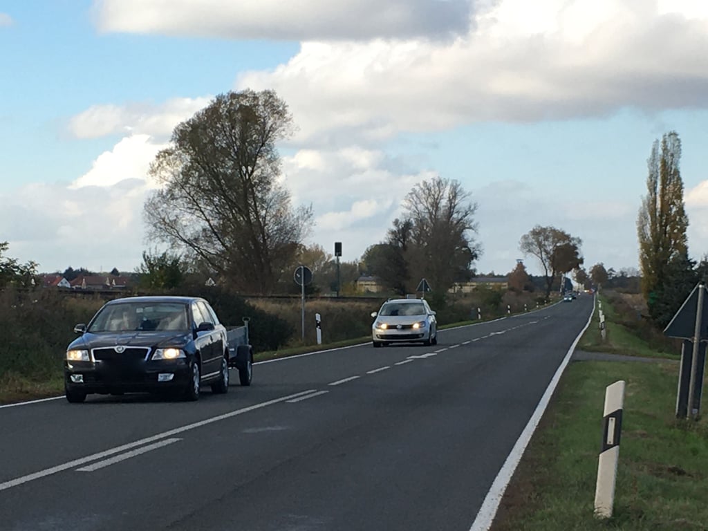 Entlang der L 30 fahren etliche Radfahrer, wenn sie zwischen Tangermünde und Miltern pendeln.