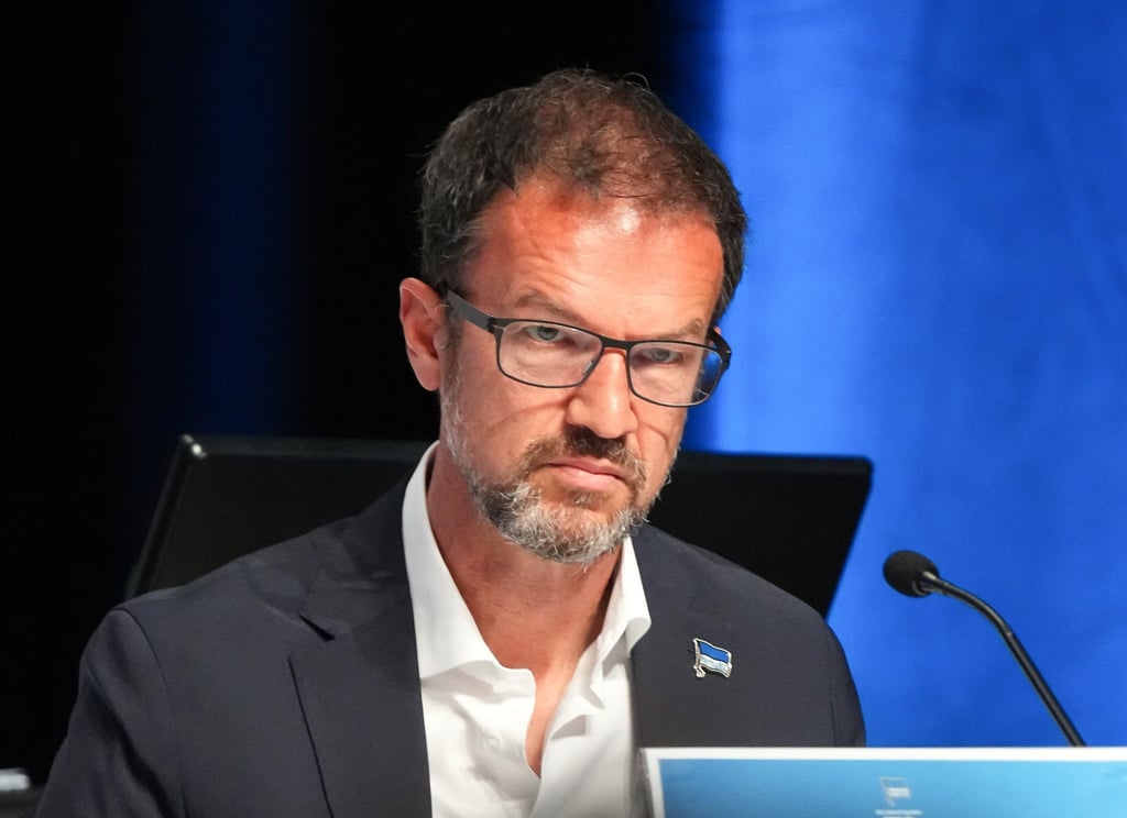 Hertha-Geschäftsführer Fredi Bobic sitzt während der Mitgliederversammlung auf dem Podium.