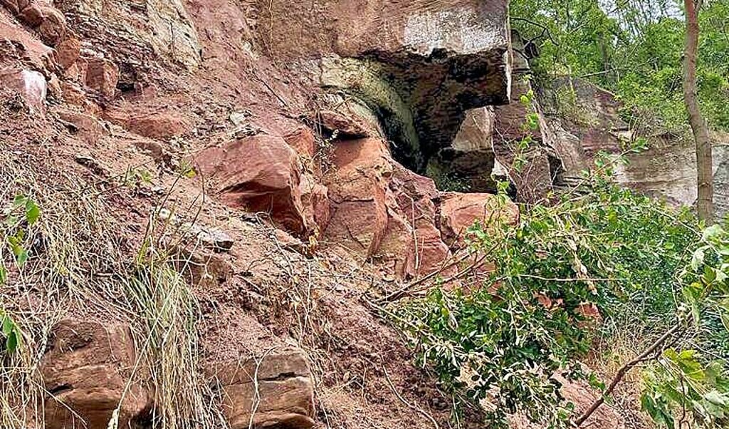 Zwischen Nebra und Großwangen ereignete sich im Buntsandsteinbruch ein Felssturz. Ein Wanderweg bleibt nun gesperrt.