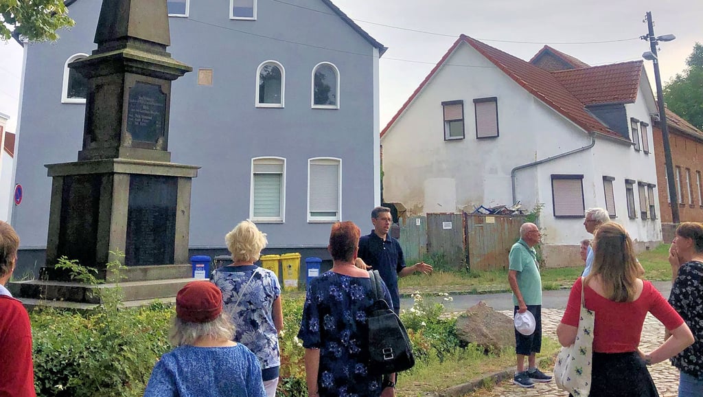 Auf dem Weg zum Kirchplatz in Magdeburg-Diesdorf geht es vorbei am Kriegerdenkmal. Dort erinnert Björn Hennecke an die Kriegsteilnahme der Einwohner beim Ersten Weltkrieg und beim Deutsch-Französischen Krieg.
