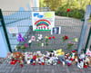 Nach dem tragischen Unglück hatten Menschen am Zaun der integrativen Kita am Neustäter See in Magdeburg Plüschtiere, Blumen und Kerzen abgelegt.
