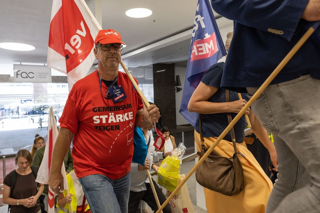 Teilnehmer der Kundgebung auf dem Weg zu den Verhandlungen. Die Gewerkschaft Verdi fordert 9,5 Prozent mehr Geld für rund 20.000 Beschäftigte der Lufthansa am Boden.
