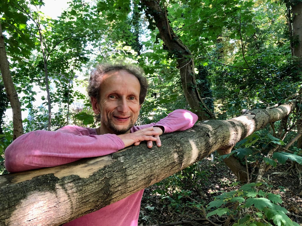 Umweltpädagoge Henry Schulz bietet ab Mitte August Waldbaden für Erwachsene auf der Peißnitzinsel an.