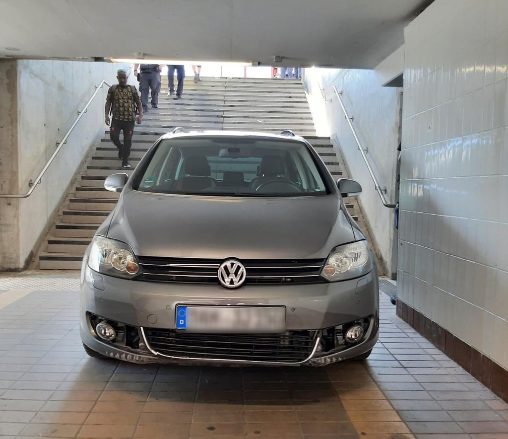 Ein Auto in einer Unterführung in München. Der 86 Jahre alte Fahrer hatte den Eingang des Tunnels mit einem Parkhaus verwechselt.