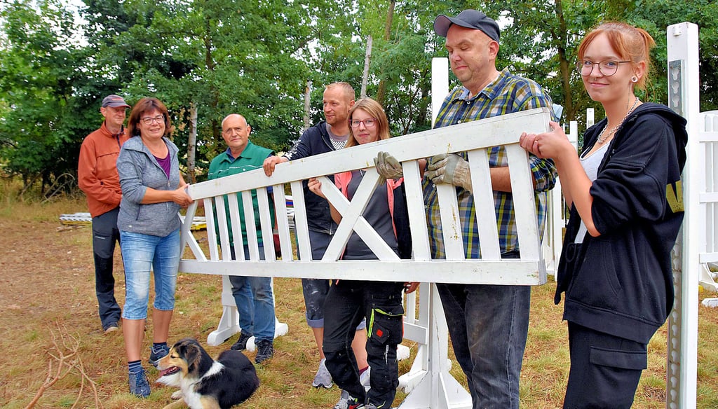Klaus Szyler (v.l.), Rowena Freiberg, Eddy Schulze, Toni Werker, Josie Rogge, Tobias Libke und Casey Fay Scholz packen beim Aufbauen der Hindernisse im Zobbenitzer Reitstadion mit an.