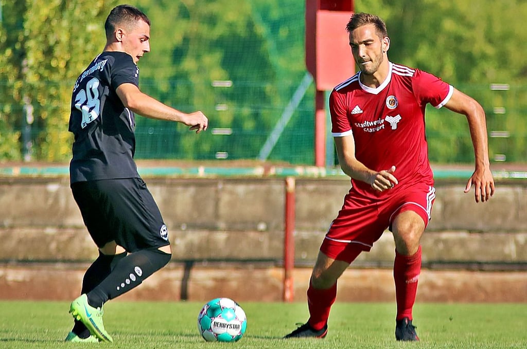Neuzugang Mario Perlesi (links), hier im Duell mit Staßfurt Nick Pumptow, hofft mit dem SCB auf einen erfolgreichen Saisonauftakt.