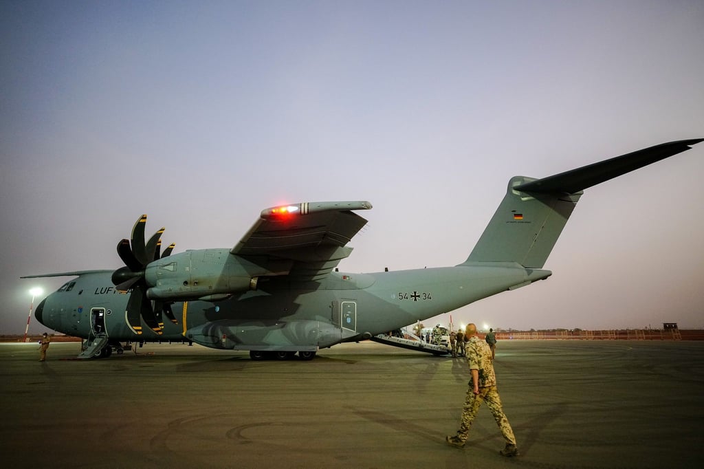 Ein Airbus A400M der Luftwaffe auf dem Flughafen von Niamey im Niger.