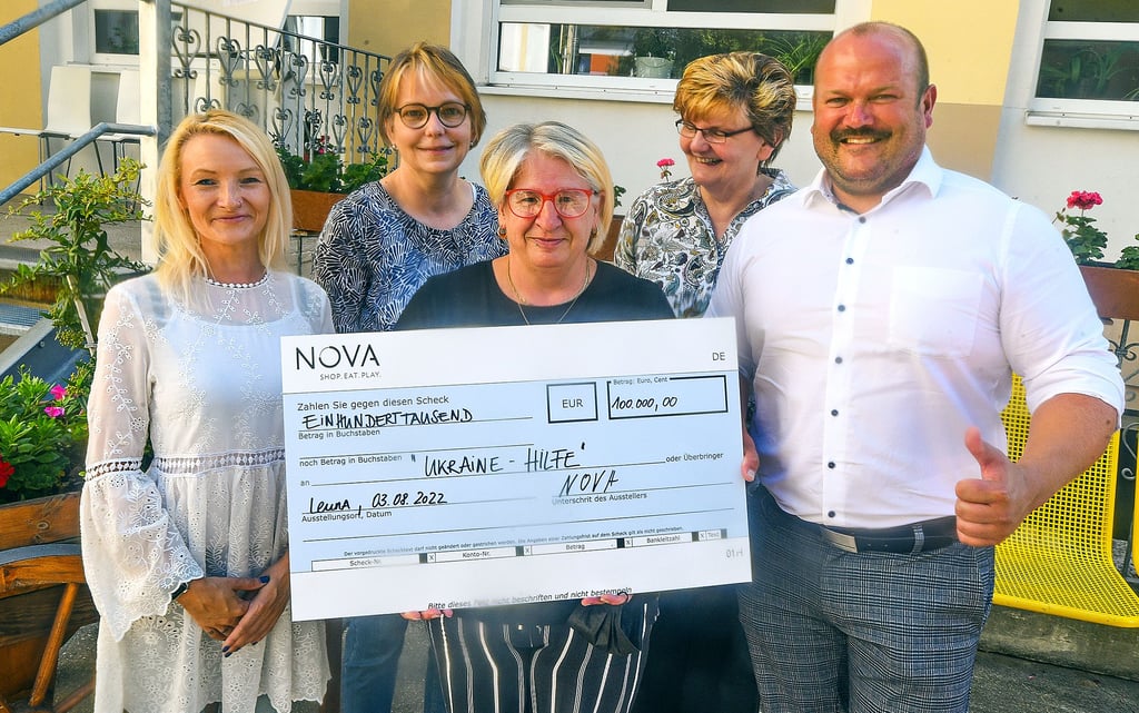 Nova-Centermanager Peter Lehnhardt übergibt den Spendencheck an Vertreterinnen der Works und des Vereins „humaniSK“.