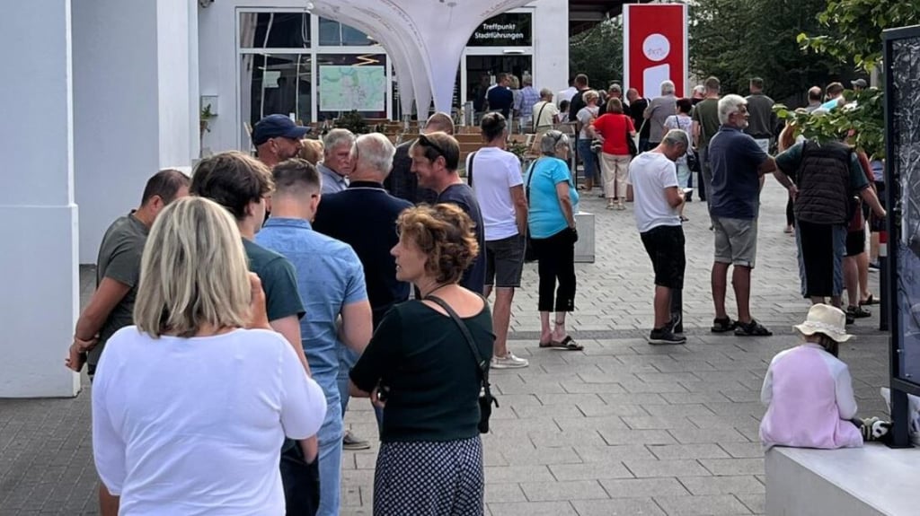 Schlange vorm Kartenverkauf für das DFB-Pokalspiel von RB Leipzig in Dessau.