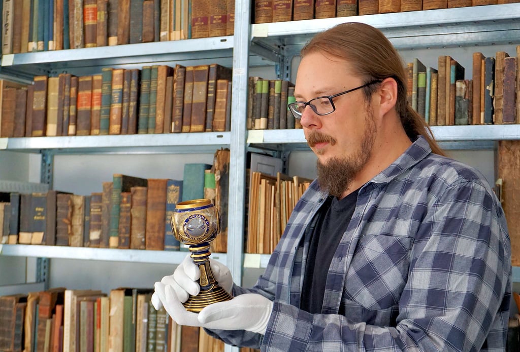 Tim Schauer mit der „Kanone“ von Jan Wittig. Geladen wurde diese wohl vornehmlich mit alkoholischen Getränken.