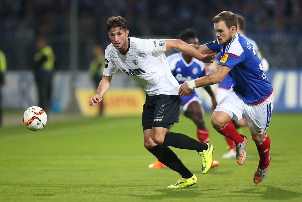 Der ehemalige FCM-Spieler Marius Sowislo im Duell mit dem Kieler Rafael Czichos, am 2. Oktober 2015.