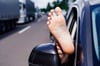 Gut gelüftet: Füße hochlegen beim Autofahren mag für Beifahrer bequem und erfrischend sein, kann aber sehr schnell extrem gefährlich werden.