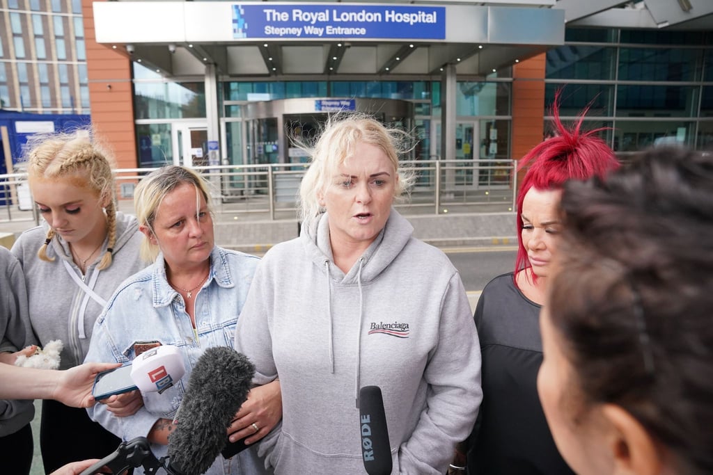 Archies Mutter spricht vor dem Krankenhaus in London mit Journalisten.