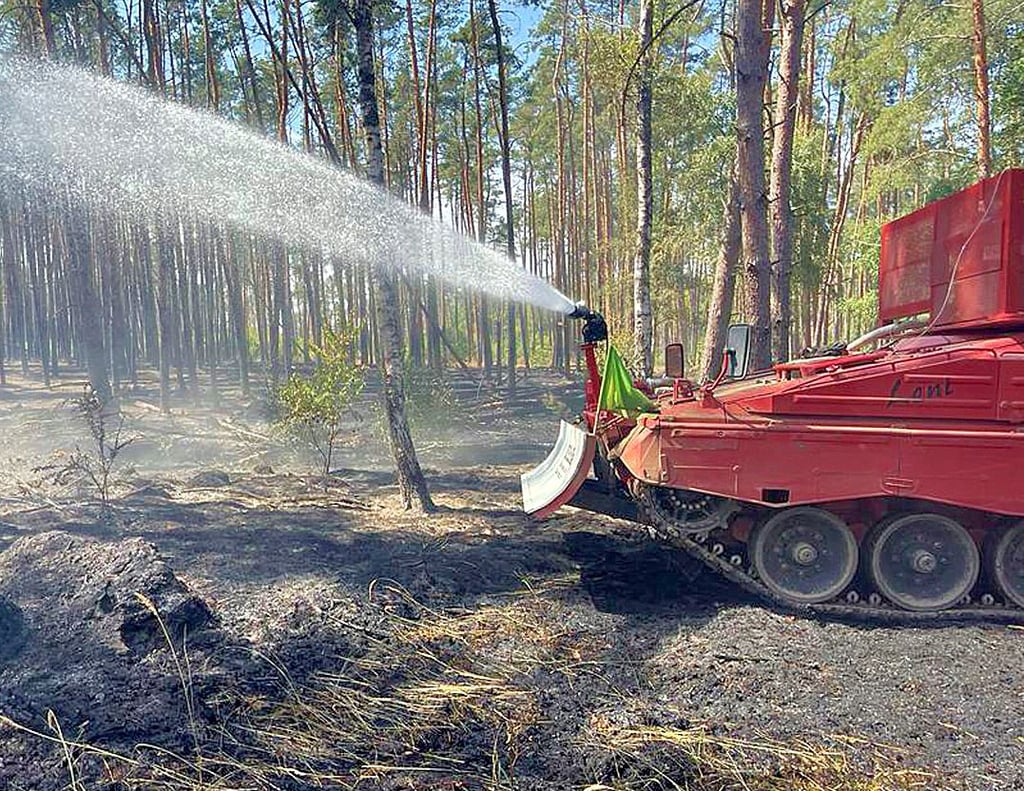 Der „Marder“ spritzt nicht einfach nur Wasser in den Wald, sondern passt Strahl und Menge den Bedürfnissen des Löscheinsatzes an.