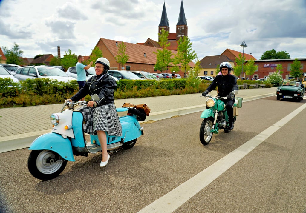Die Oldtimerfreunde fahren auch in diesem Jahr wieder über Dörfer rings um Jerichow.