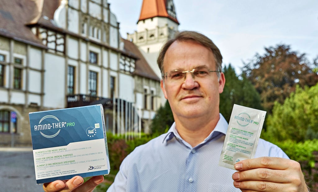 Jörn Leewe, Geschäftsführer von Burg Pharma, zeigt das Präparat, das Long-Covid-Patienten gegen Erschöpfungszustände helfen soll.