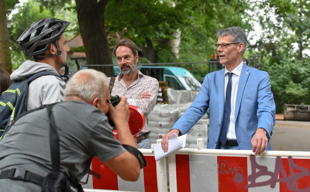 Bürgermeister Egbert Geier (SPD) erklärte bei einem Pressegespräch, warum die Peißnitzbrücke erst später freigegeben werden kann. Es ist eines der Projekte, bei denen die Verwaltung ins Schlingern geraten ist.