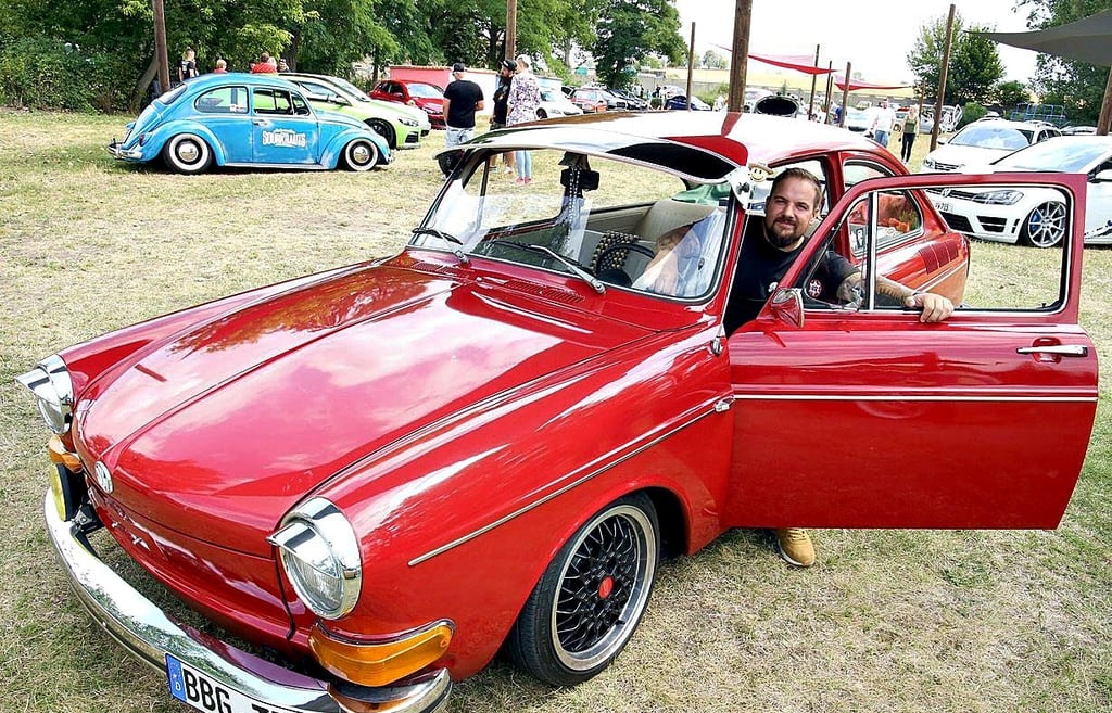 Sven Frost aus Bernburg ist mit seinem VW Typ 3 bei einem der zurückliegenden Autotreffen von Boost, Beatz & Burger in Gerlebogk dabei gewesen.