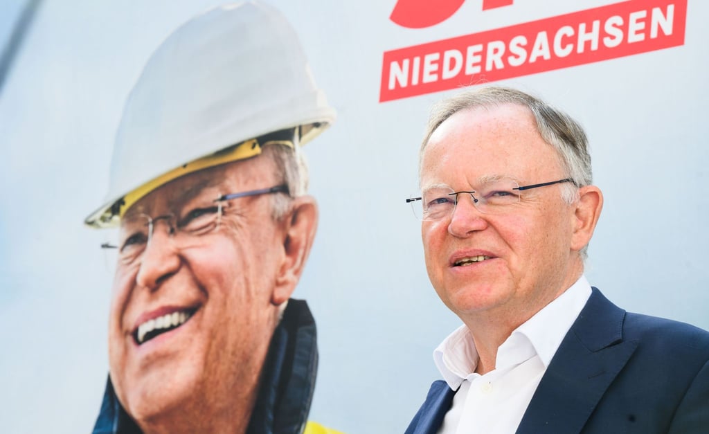 Niedersachsens Ministerpräsident Stephan Weil während der Vorstellung seiner Wahlplakate.
