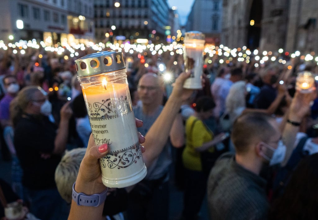 In Wien nahmen am Montag viele Menschen an der Gedenkveranstaltung der Initiative #YesWeCare in Gedenken an die Ärztin Lisa-Maria Kellermayr teil.