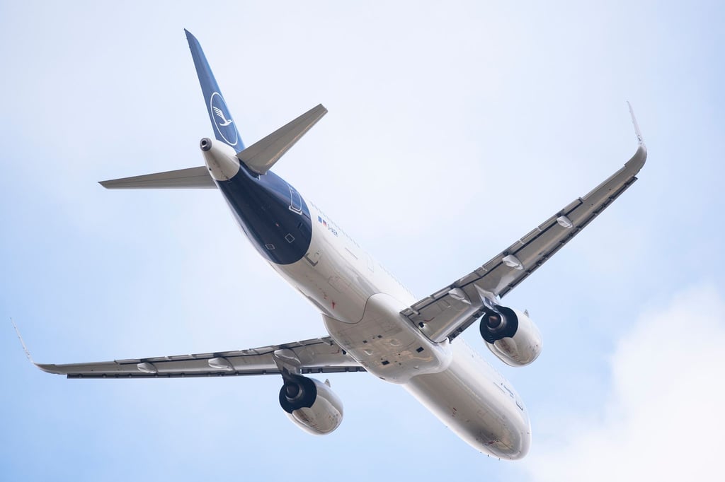 Ein Flugzeug der Fluggesellschaft Lufthansa startet am Flughafen Berlin Brandenburg (BER).