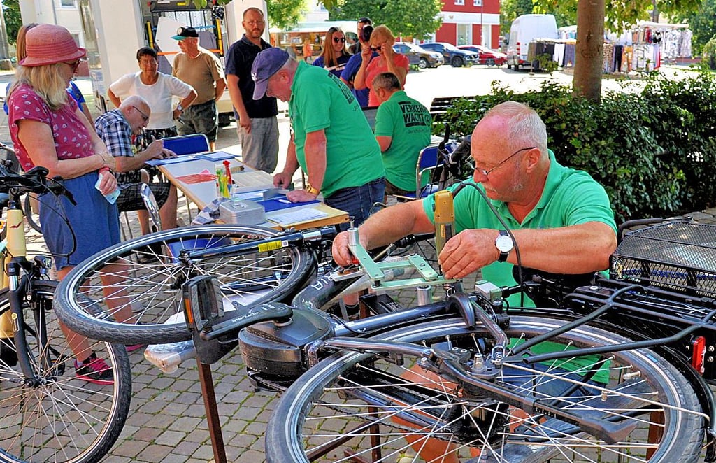 Viel zu tun hatten die Mitglieder der Verkehrswacht beim Fahrradaktionstag auf dem Marktplatz Genthin.