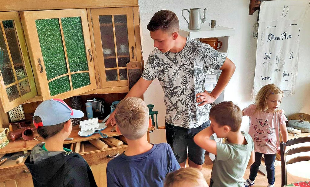 Aufwind im Heimatverein Spora: Die Schulanfänger besuchen die Heimatstube und Paskal Eichner führt die Kinder.
