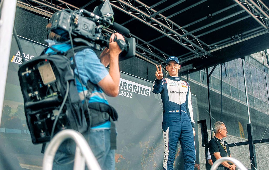 Dominique Schaak stand auf dem Nürburgring im Fokus – bei der Siegerehrung in der Trophy-Wertung.