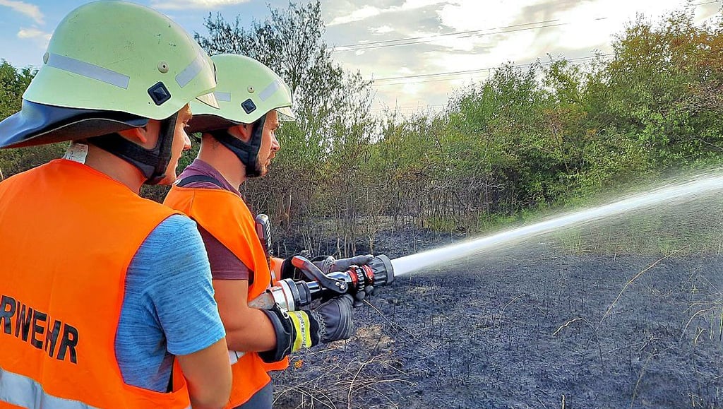 Die Feuerwehr Lüderitz/Groß Schwarzlosen hat den Brand an den Gleisen kurz vor Stendal von der östlichen Seite aus bekämpft.