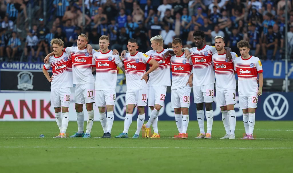 Die Mannschaft von Holstein Kiel, kurz nach der DFB-Pokalniederlage im Juli 2022.
