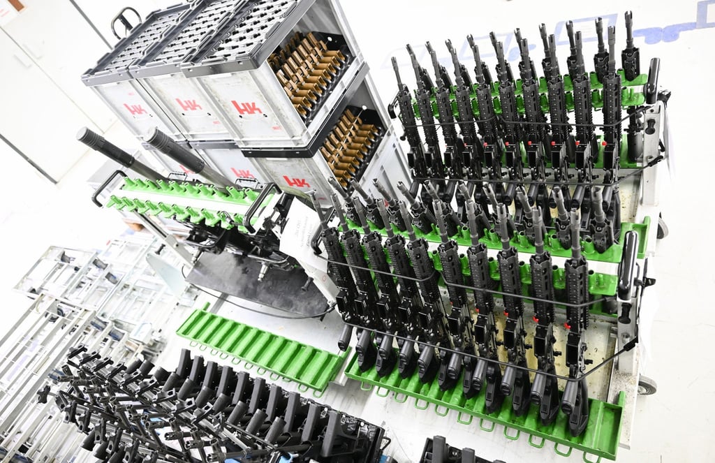 Fertige Sturmgewehre vom Typ HK416 F-S in der Produktionshalle des Waffenherstellers Heckler & Koch in Oberndorf.