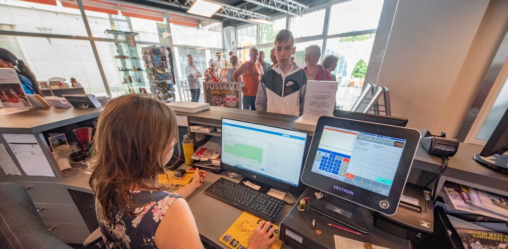 Ticketverkauf für das RB Spiel in Dessau in der Touristin start