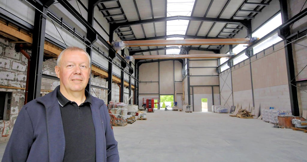 Geschäftsführer Holger Schulz steht in der neu errichteten Produktionshalle auf dem Unternehmensareal am Balgstädter Lohweg. Die komplette Fertigstellung des Gebäudes - mitsamt Innenausbau also - ist für 2023 vorgesehen.