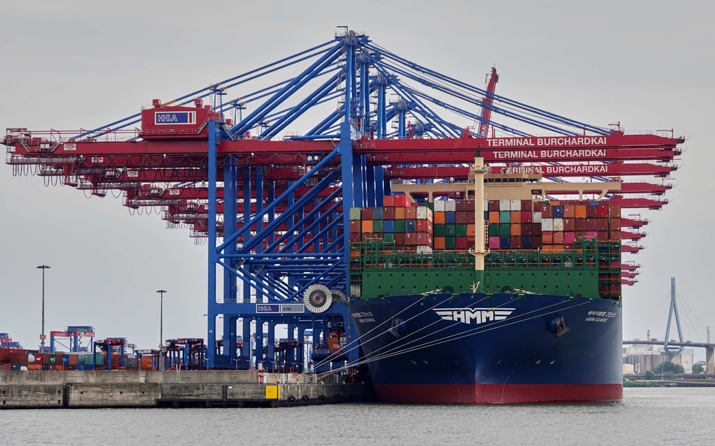 Containerschiff am Container Terminal Burchardkai (CTA)im Hamburger Hafen.