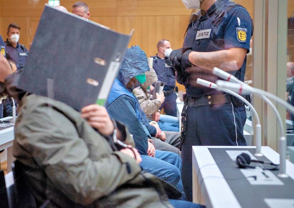Einige der Angeklagten der rechtsterroristischen „Gruppe S“ in einem Saal im Oberlandesgericht Stuttgart. Auch nach Schönebeck und Nienburg reichen die Verbindungen der mutmaßlichen Rechtsterroristen, die Mordanschläge geplant haben sollen.