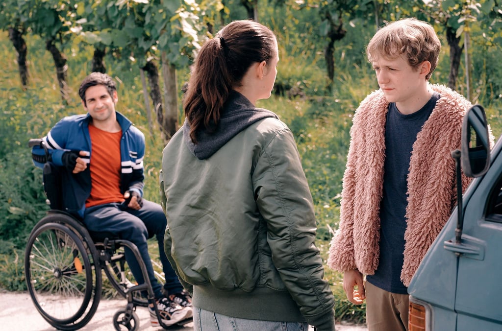 Als Kim (Emma Floßmann) sich nach dem Roadtrip alleine auf den Heimweg macht, versuchen Flake (Jakob Schmidt, r) und Philipp (Daniel Rodic, l) sie einzuholen.