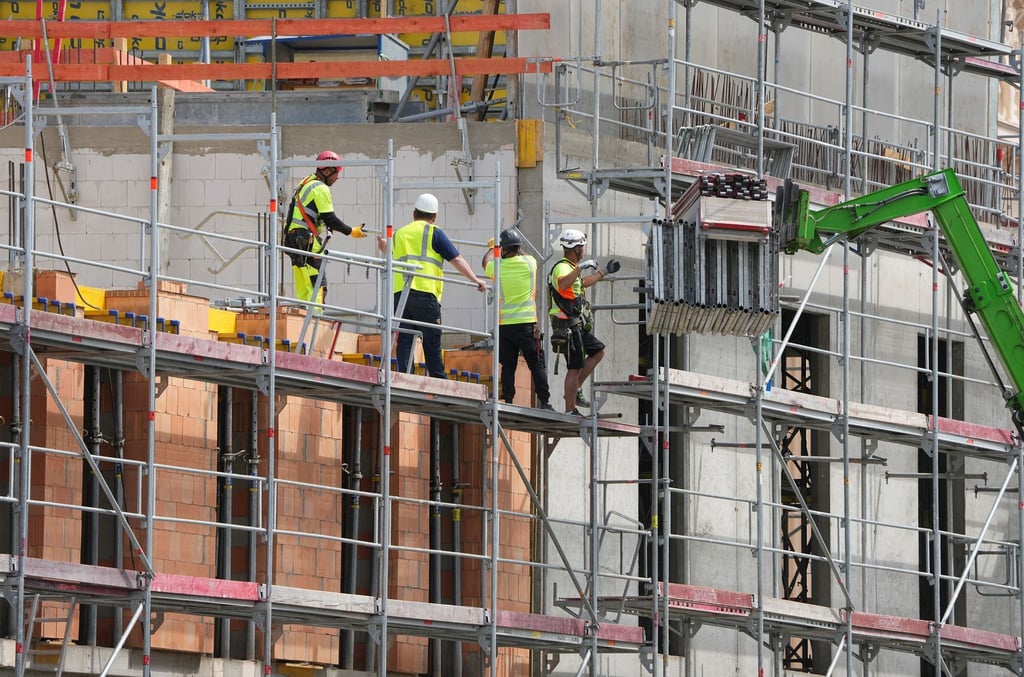 Arbeiter auf einer Baustelle am Alten Markt in der Potsdamer Innenstadt. Die Immobilienpreise in Brandenburg sind weiter angestiegen.