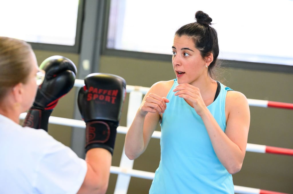 Dilar Kisikyol ist Profiboxerin und Sozialpädagogin und leitet in Hamburg eine Gruppe von elf Frauen, die an Parkinson erkrankt sind und Boxtraining absolvieren.