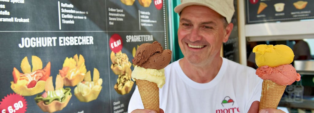 Im Eiscafé am Süßen See präsentiert Davide Morre das Lieblingseis seiner Kunden.