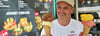  Im Eiscafé am Süßen See präsentiert Davide Morre das Lieblingseis seiner Kunden. 
