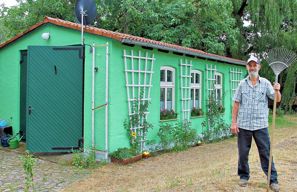 Bernd Schweighofer hat aus dem alten Feuerwehrhaus in Uchtdorf ein grünes Schmuckstück gemacht, das zu einem kleinen Dorfmittelpunkt geworden ist.