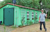 Bernd Schweighofer hat aus dem alten Feuerwehrhaus in Uchtdorf ein grünes Schmuckstück gemacht, das zu einem kleinen Dorfmittelpunkt geworden ist.