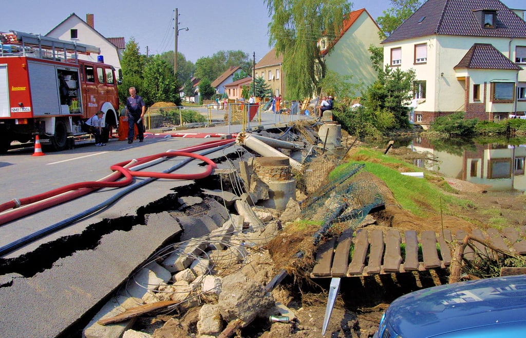 In Raguhn haben die Wassermassen die Straße nach Kleckewitz zerstört. Durch die Hilfe sind viele Freundschaften entstanden.