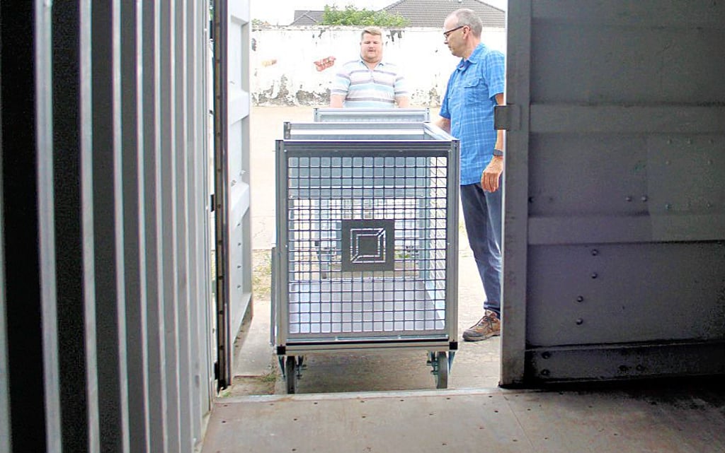 Michael Schumann und Matthias Lange (rechts) beladen die Container in Barleben schon einmal mit neuen Rollboxen. In der Börde sehen sich alle befragten Gemeinden für den Krisenfall mit dem Mindestmaß gewappnet.